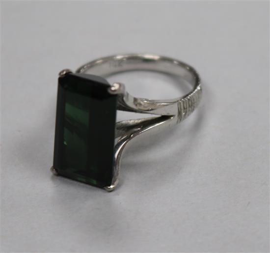 A 14ct white gold and green tourmaline ring, size M.